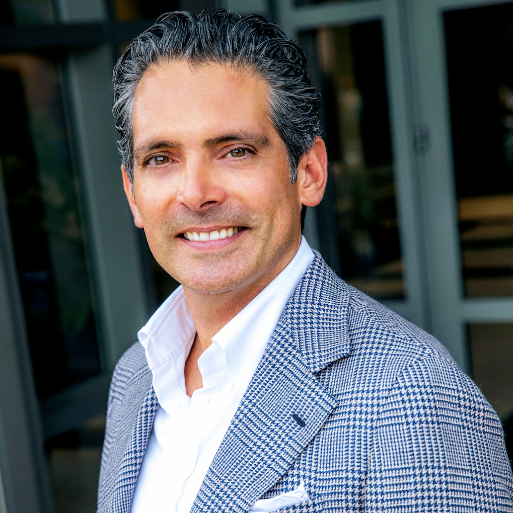 Dr. Ricardo Meade, leading plastic surgeon in Dallas